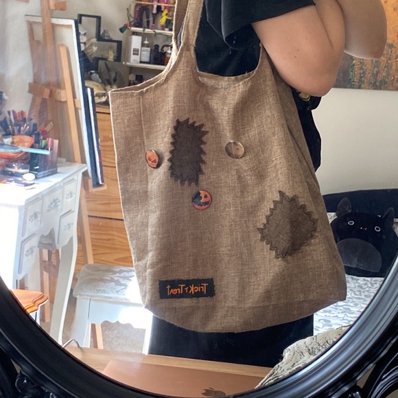 Trick’r Treat Sam large Spirit Halloween movie tote with buttons - Picture 6 of 6